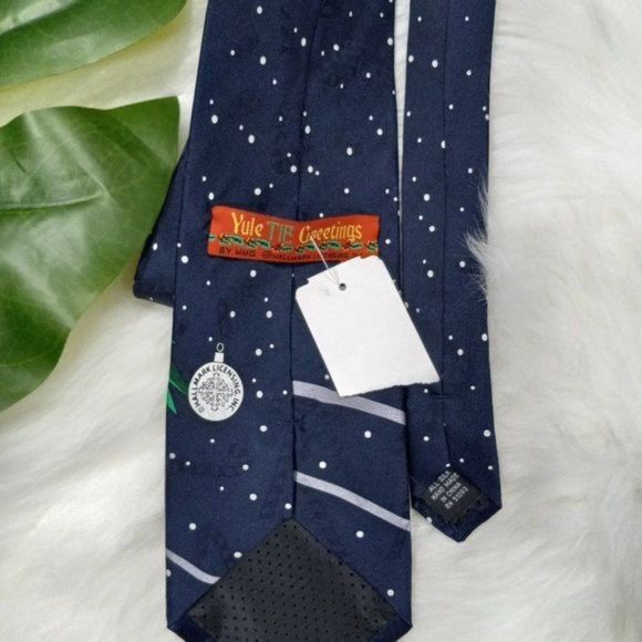 NWT Hallmark Yule Tie Greetings SILK Tie  Christmas Santa and Mrs Clause - Picture 4 of 6